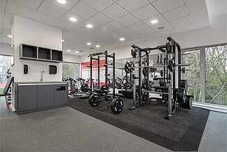 Strength training equipment is available on REGUPOL sonusfit in the SSV Jahn Regensburg fitness centre.