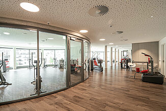 Fitness studio in the Silvretta Therme in Ischgl with a large glass front.